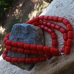 African Amber (Bakelite) From Egypt.26 beads per strand. 1"by1/2". Red.